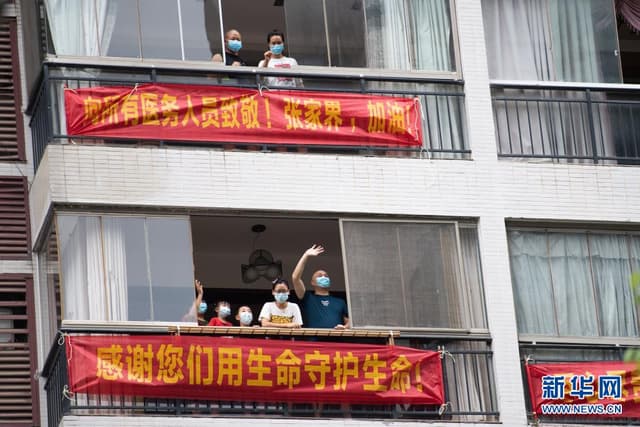 湖南张家界:部分居家群众挂横幅致谢医务工作者