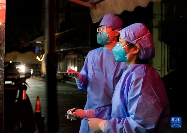 上海:他们在深夜与病毒“赛跑”