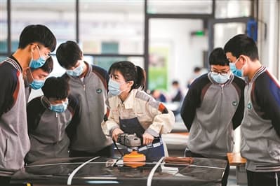 汽修绝活真惊艳 这个姐姐有点飒!