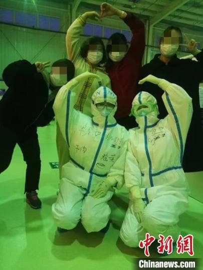 草原上的“白衣天使”:头戴燕帽的提灯人