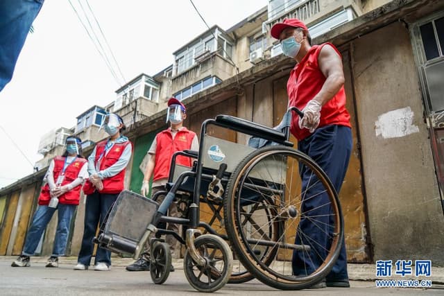 江苏扬州:助老轮椅小分队在行动
