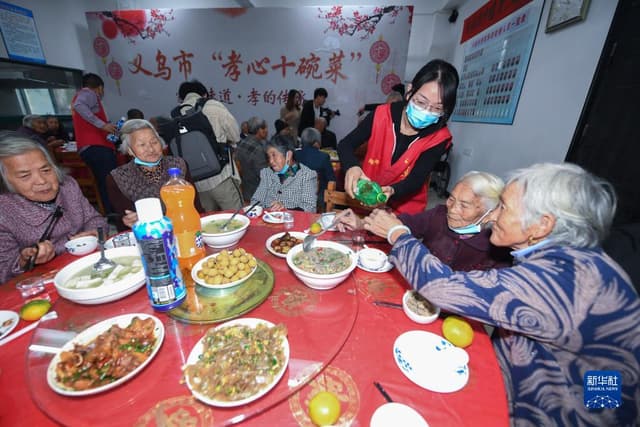 浙江义乌:孝心十碗菜 重阳敬老情
