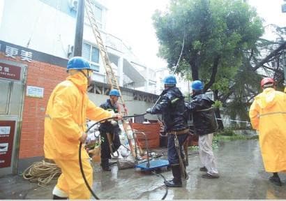 逆风而行,看这座城市迎战“烟花”的动人群像