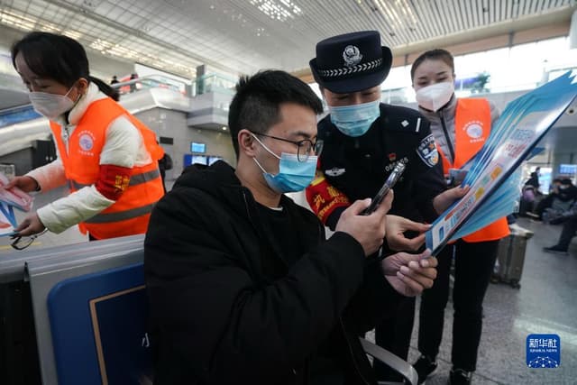 江苏南京:“平安志愿者”在行动