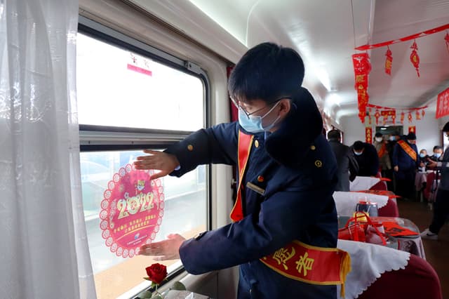 宁夏银川:列车送祝福 温暖回家路