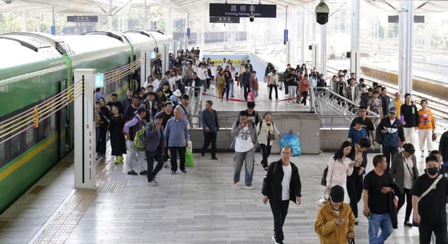 清明小长假:112万人乘火车体验彩云之旅