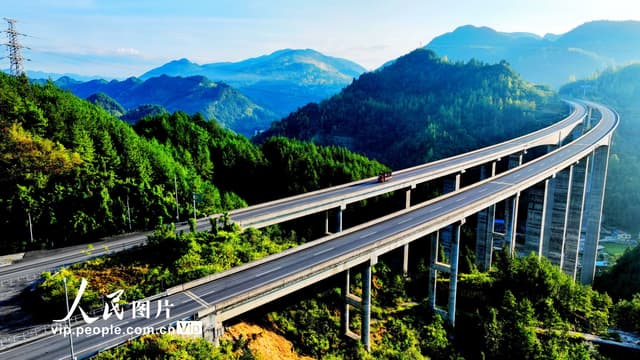 重庆:酉沿高速美如画