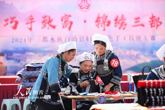 贵州三都:百名绣娘赛技艺 传非遗