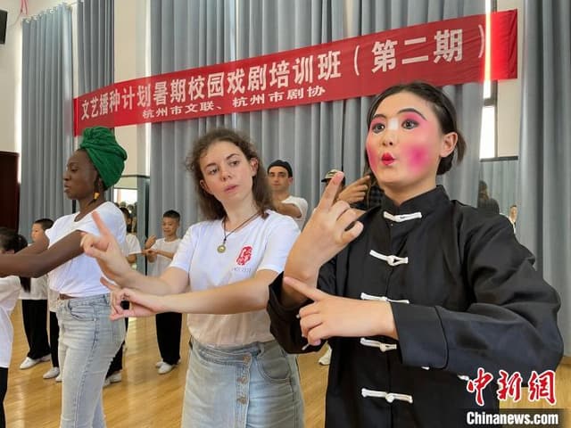 “洋学生”进杭州乡村:学睦剧跳竹马 着迷中国传统文化