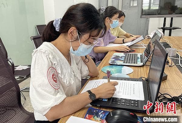 南京高校流调志愿者:电话线上的抗疫