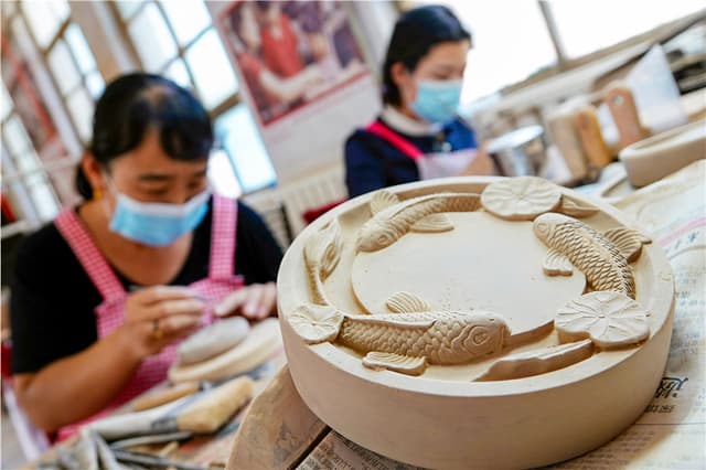 山西新绛:家门口的非遗工坊“雕”出美好生活