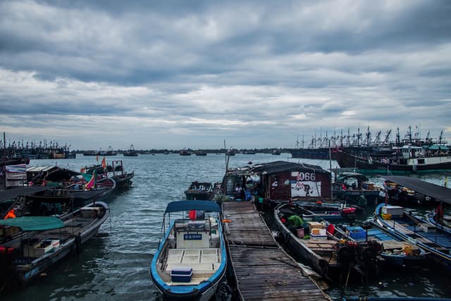 广东汕尾:受台风“卢碧”影响 渔船停港避风