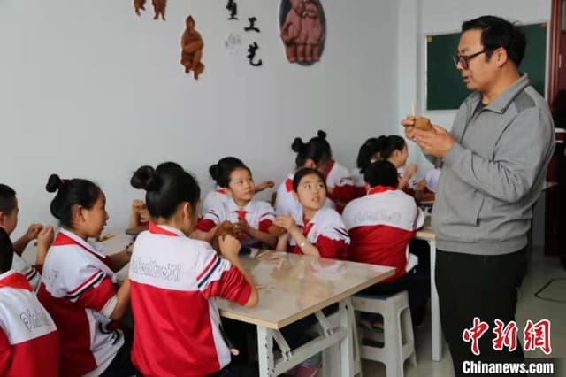 内蒙古民间手工艺人:用泥巴还原农村生活场景