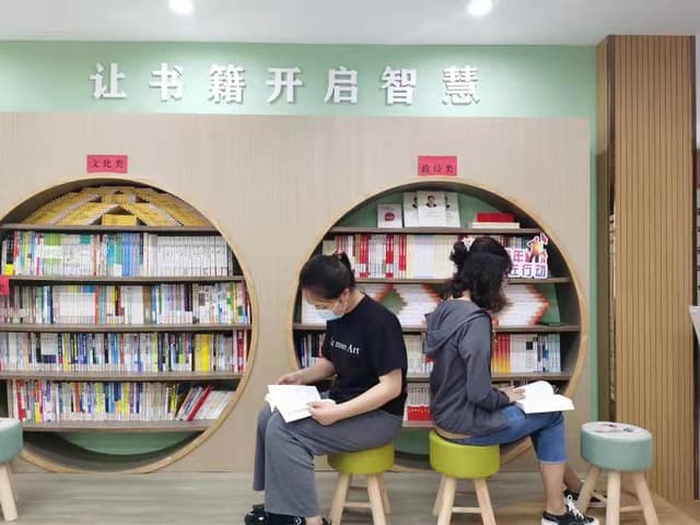 江苏扬州:小小农家书屋成了居民的“充电宝”