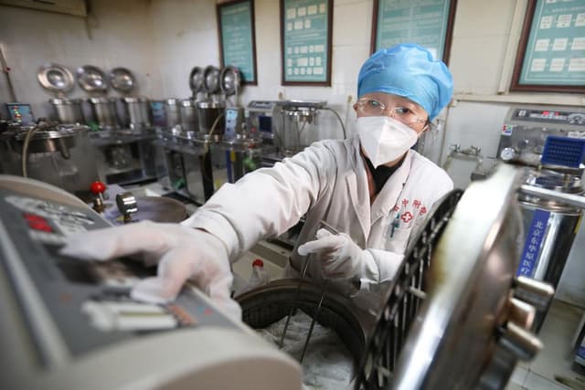 “保健康、防重症”中医药如何发挥独特优势?新冠病毒感染用中药如何更科学有效?——国务院联防联控机制新闻发布会回应防疫热点关切