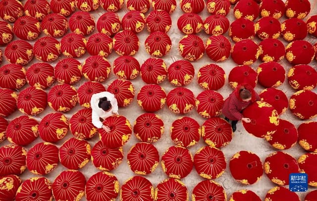 贵州丹寨:赶制灯笼迎新年