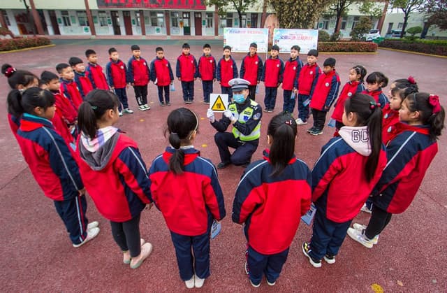 河南南阳:交通安全 从娃娃抓起