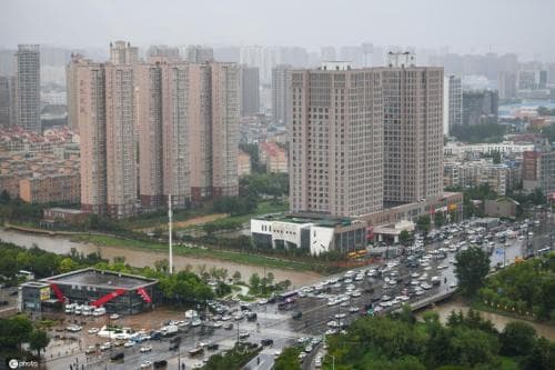 暴雨中,师生守卫校园温暖路人