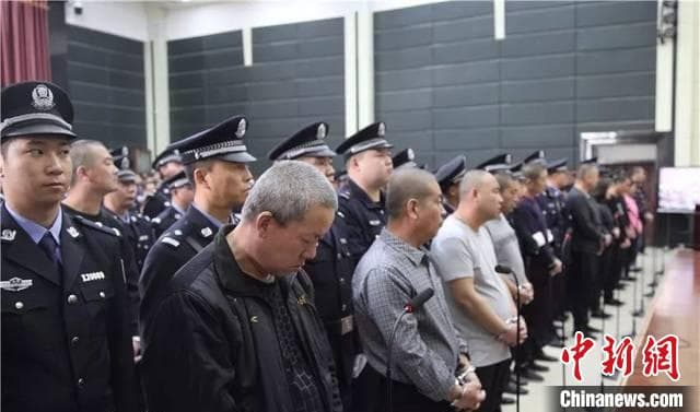 甘肃酒泉:铲除身份复杂黑恶“兄弟” 证据装满7皮箱