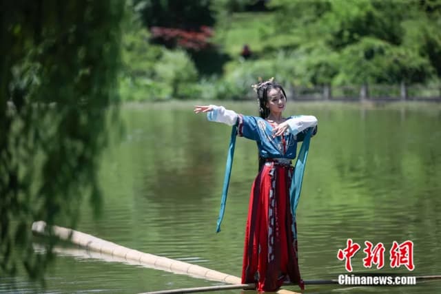 凭一根竹子就能畅游江河?95后女孩“独竹漂”功夫了得