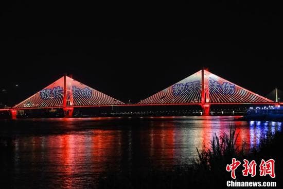 武汉:两江四岸灯光秀致敬白衣天使