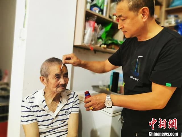 湖北:男子为报恩义务照料“聋哑义父”36年