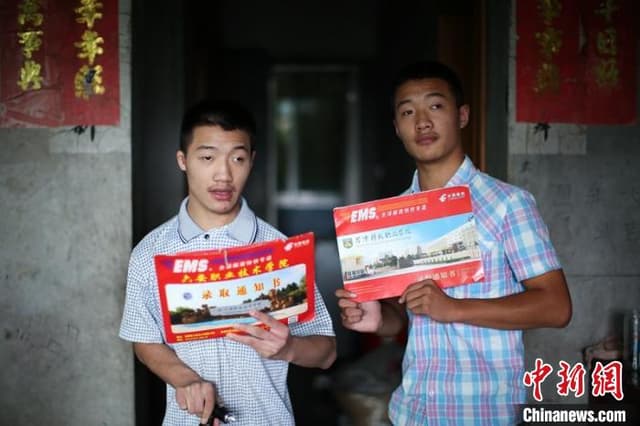 脑瘫双胞胎兄弟考上职业学校 妈妈:“从没想过放弃他们”