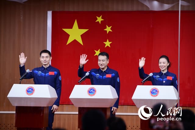 英姿飒爽!神舟十三号航天员首次公开亮相