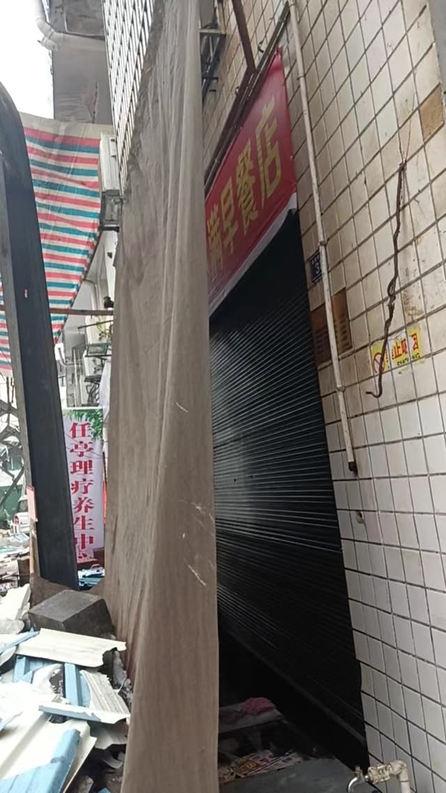 益阳菜市场垮塌事故:一女性摊贩遇难,顶棚或无支撑结构