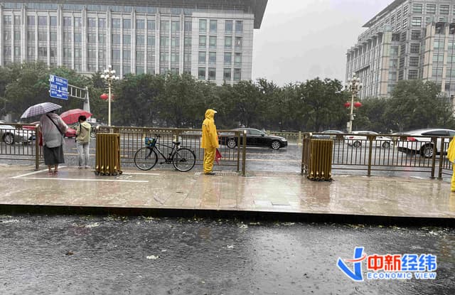 北京暴雨仍刷屏!31条公交线路停驶,两机场航班大面积取消
