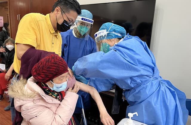 上海:疫苗接种进社区 为老人健康“保驾护航”