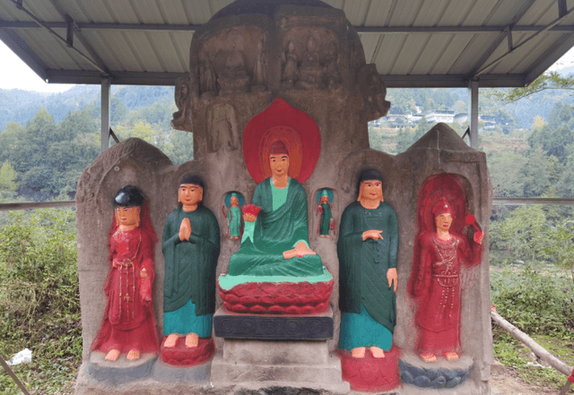 四川通报摩崖造像被涂色:系为“穿衣还愿”涂色,正评估价值和损失