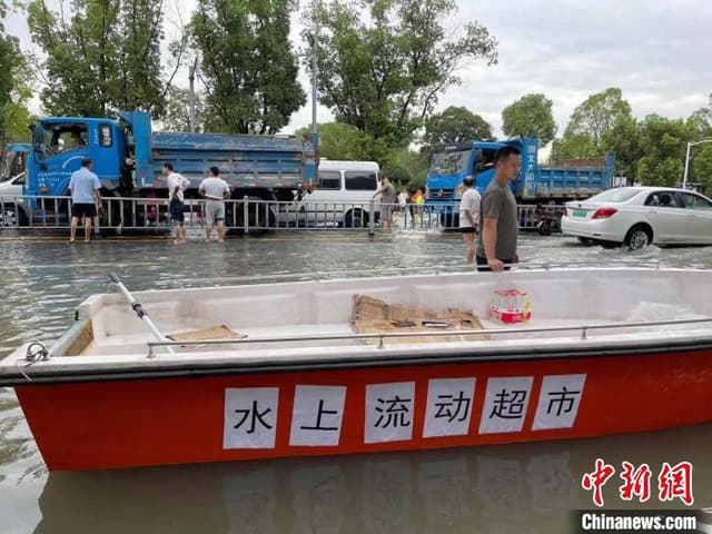 浙江受淹乡镇皮划艇上的“服务站”:流动诊所招手即停