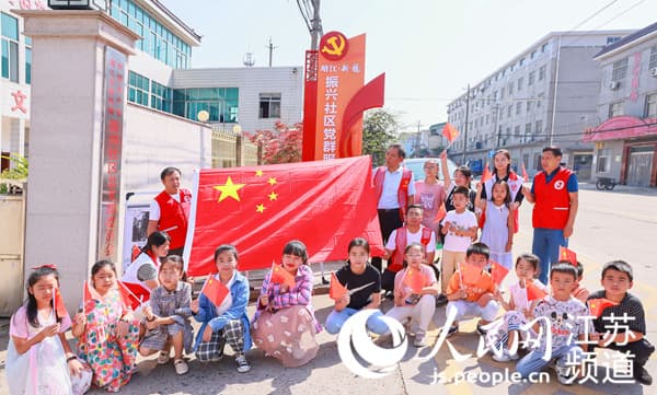 江苏靖江:“志愿红”为“中国红”增色添彩