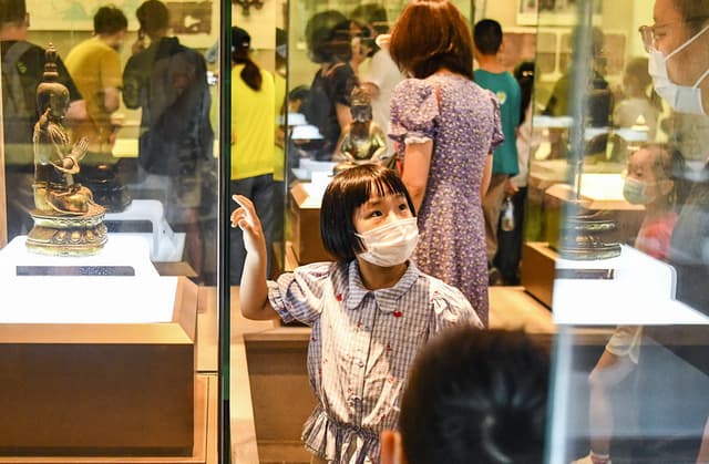 甘肃敦煌:暑假期间孩子走进博物馆 感受历史文化魅力