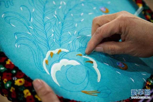 云南南华:彝绣跨千年 绣出乡村振兴新图景