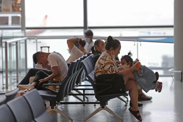 女子称带三娃买四张票登机被拒,一名成人可带几名儿童乘机?