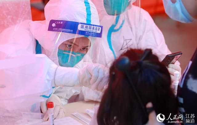 江苏扬州:战“疫”天使坚守抗疫一线