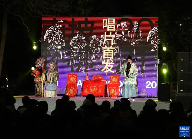 河南大南坡村:台上唱戏曲 台下发唱片