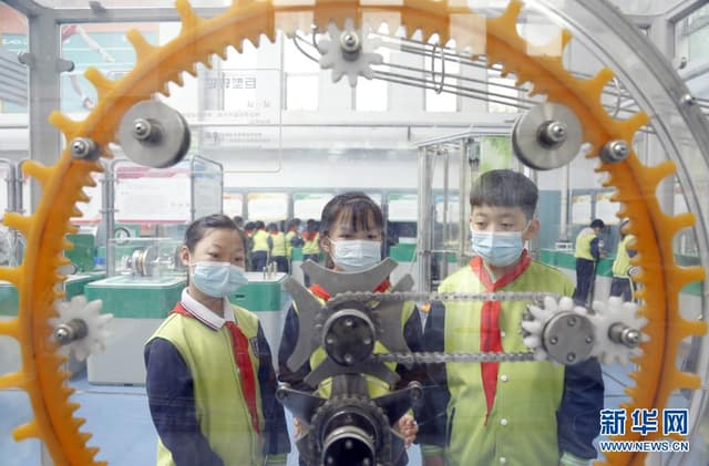 河北邢台:“流动科技馆”里感受科技魅力