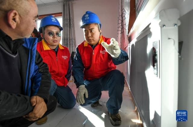 新疆:电力“红马甲”在行动