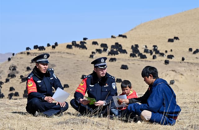 四川若尔盖: 马背上的普法队