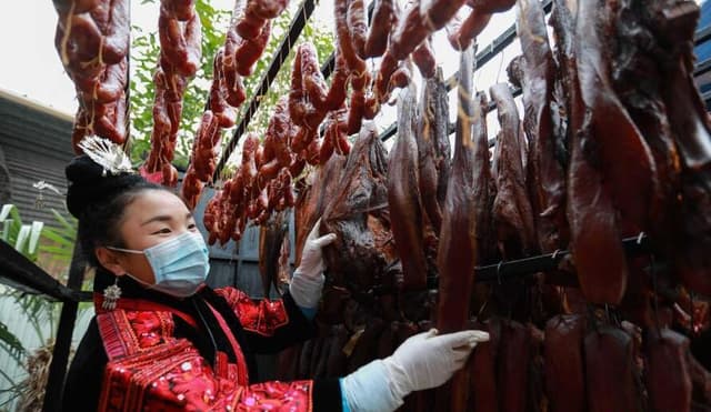 贵州剑河:苗寨腊肉生产加工忙