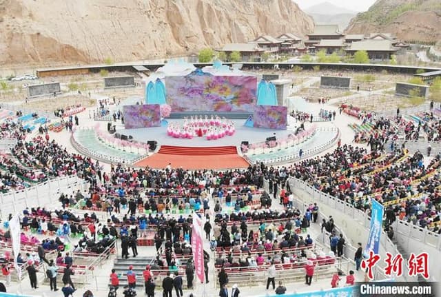 兰州“桃乡”增色:荒山沟披“红装”再造“世外桃源”