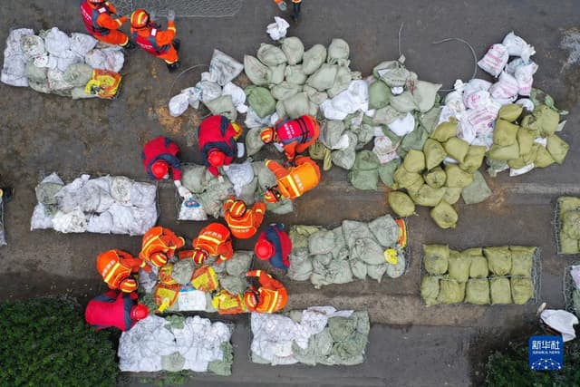 山西稷山:争分夺秒补堤坝