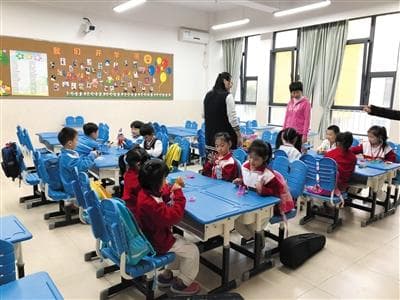 暑假校内托管要来了: 家长欢呼雀跃 老师有点纠结