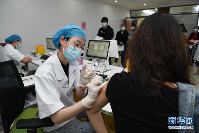 安徽合肥:配送新冠疫苗 保障接种需求