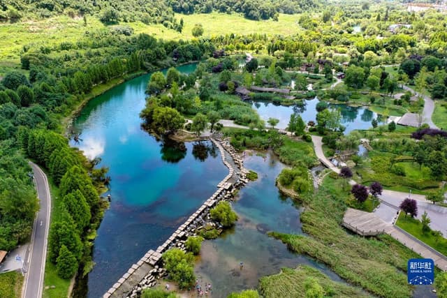 贵州贵阳:十里河滩醉游人
