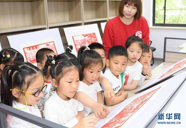 浙江湖州:剪纸展里育红心